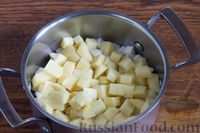 Фото приготовления рецепта: Свекольный суп-пюре с картофелем, сельдереем и гвоздикой - шаг №5