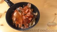 Фото приготовления рецепта: Салат с курицей, грибами, овощами и сыром - шаг №4