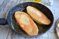 Фото приготовления рецепта: Тонкие пирожки на кефире, с картошкой и плавленым сыром - шаг №18