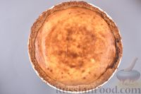 Фото приготовления рецепта: Пирог с творожной начинкой, мандаринами и меренгой - шаг №22