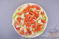 Фото приготовления рецепта: Салат с запечённым куриным филе, пекинской капустой, помидорами и грушей - шаг №6