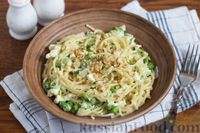 Фото к рецепту: Спагетти с зелёным горошком, сыром и грецкими орехами