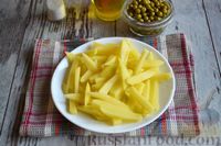 Фото приготовления рецепта: Салат с жареным картофелем, шампиньонами, ветчиной и солёными огурцами - шаг №2