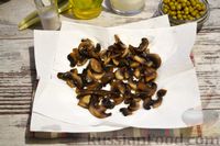 Фото приготовления рецепта: Салат с жареным картофелем, шампиньонами, ветчиной и солёными огурцами - шаг №6