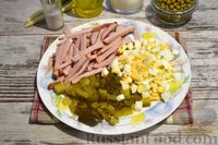 Фото приготовления рецепта: Салат с жареным картофелем, шампиньонами, ветчиной и солёными огурцами - шаг №7