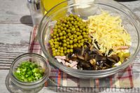 Фото приготовления рецепта: Салат с жареным картофелем, шампиньонами, ветчиной и солёными огурцами - шаг №9