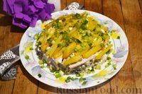 Фото приготовления рецепта: Салат с жареным картофелем, шампиньонами, ветчиной и солёными огурцами - шаг №10