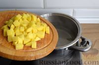 Фото приготовления рецепта: Суп с мясными фрикадельками, капустой и пшеном - шаг №4