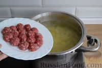 Фото приготовления рецепта: Суп с мясными фрикадельками, капустой и пшеном - шаг №5