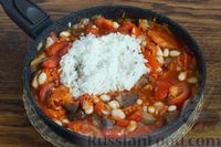 Фото приготовления рецепта: Макароны с фасолью, рисом и маринованными грибами в томатном соусе - шаг №8