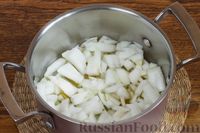 Фото приготовления рецепта: Яблочный суп-пюре с луком, карри и йогуртом - шаг №4