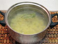 Фото приготовления рецепта: Быстрый суп с сосисками, консервированным горошком и вермишелью - шаг №3