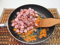 Фото приготовления рецепта: Быстрый суп с сосисками, консервированным горошком и вермишелью - шаг №7