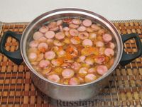 Фото приготовления рецепта: Быстрый суп с сосисками, консервированным горошком и вермишелью - шаг №9