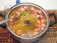 Фото приготовления рецепта: Быстрый суп с сосисками, консервированным горошком и вермишелью - шаг №10