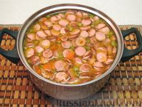 Фото приготовления рецепта: Быстрый суп с сосисками, консервированным горошком и вермишелью - шаг №11