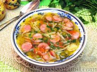 Фото к рецепту: Быстрый суп с сосисками, консервированным горошком и вермишелью