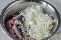 Фото приготовления рецепта: Маринованная скумбрия с луком и томатной пастой - шаг №4