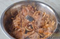 Фото приготовления рецепта: Маринованная скумбрия с луком и томатной пастой - шаг №10