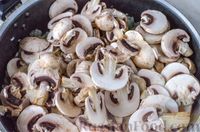 Фото приготовления рецепта: Запеканка из гречневой каши и грибов - шаг №6