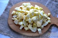 Фото приготовления рецепта: Слоёный салат с печенью, жареными яблоками и солёными огурцами - шаг №6