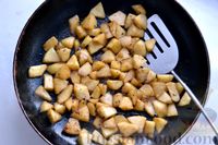 Фото приготовления рецепта: Слоёный салат с печенью, жареными яблоками и солёными огурцами - шаг №8