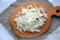 Фото приготовления рецепта: Слоёный салат с печенью, жареными яблоками и солёными огурцами - шаг №9