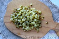 Фото приготовления рецепта: Слоёный салат с печенью, жареными яблоками и солёными огурцами - шаг №12
