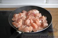 Фото приготовления рецепта: Куриное филе в сметанном соусе с чесноком - шаг №3