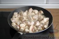 Фото приготовления рецепта: Куриное филе в сметанном соусе с чесноком - шаг №4