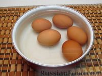 Фото приготовления рецепта: Яйца, фаршированные сельдью - шаг №2