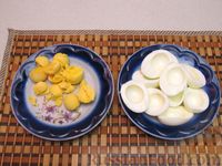Фото приготовления рецепта: Яйца, фаршированные сельдью - шаг №5
