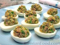 Фото приготовления рецепта: Яйца, фаршированные сельдью - шаг №9