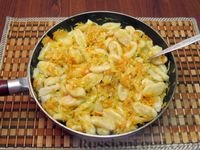 Фото приготовления рецепта: Салат с курицей, шампиньонами, овощами и сухариками - шаг №11