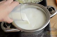 Фото приготовления рецепта: Сырный суп с копчёным окорочком и молоком - шаг №2