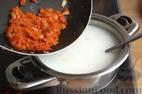 Фото приготовления рецепта: Сырный суп с копчёным окорочком и молоком - шаг №4