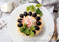 Фото к рецепту: Слоёный салат с крабовыми палочками, сыром, черносливом и солёным огурцом