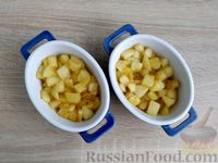 Фото приготовления рецепта: Яблочный крамбл с грецкими орехами - шаг №5