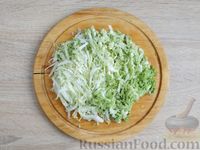 Фото приготовления рецепта: Салат из пекинской капусты с кукурузой, морковью и арахисом - шаг №2