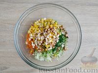 Фото приготовления рецепта: Салат из пекинской капусты с кукурузой, морковью и арахисом - шаг №7