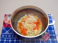 Фото приготовления рецепта: Сырный суп с грибами и колбасками - шаг №6