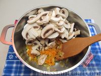 Фото приготовления рецепта: Сырный суп с грибами и колбасками - шаг №8