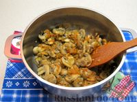 Фото приготовления рецепта: Сырный суп с грибами и колбасками - шаг №9