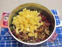 Фото приготовления рецепта: Сырный суп с грибами и колбасками - шаг №12