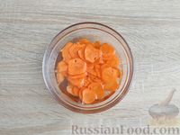 Фото приготовления рецепта: Салат из моркови с консервированным ананасом и сыром - шаг №3