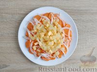 Фото приготовления рецепта: Салат из моркови с консервированным ананасом и сыром - шаг №10