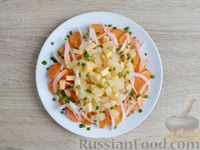 Фото приготовления рецепта: Салат из моркови с консервированным ананасом и сыром - шаг №12