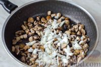 Фото приготовления рецепта: Салат с шампиньонами, маринованными огурцами, рисом и горошком - шаг №7