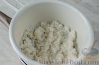 Фото приготовления рецепта: Салат с шампиньонами, маринованными огурцами, рисом и горошком - шаг №10