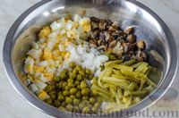 Фото приготовления рецепта: Салат с шампиньонами, маринованными огурцами, рисом и горошком - шаг №11